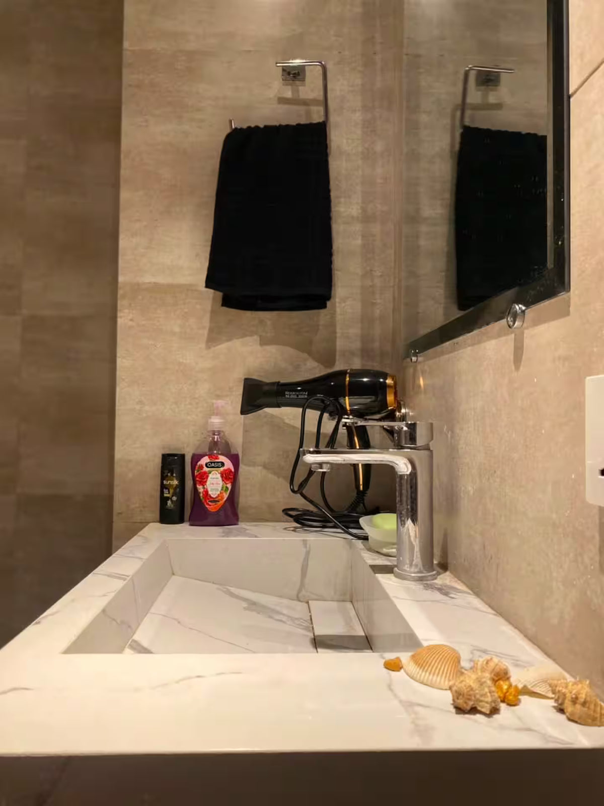 Luniq | 1 BHK | Self Check-in | Gulberg | M. M. Alam