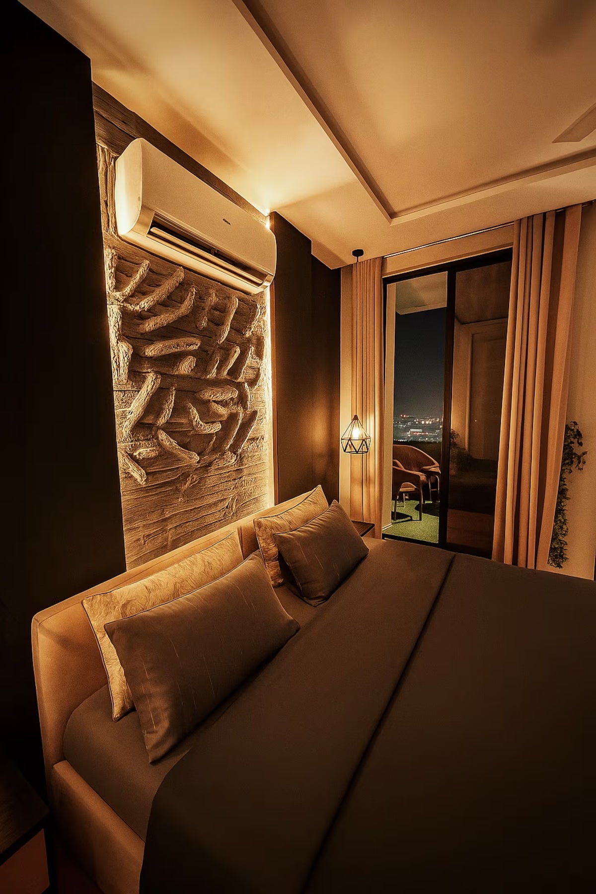 Emerald | 1 BHK | Self Check IN| Gulberg| Pool | Aurum