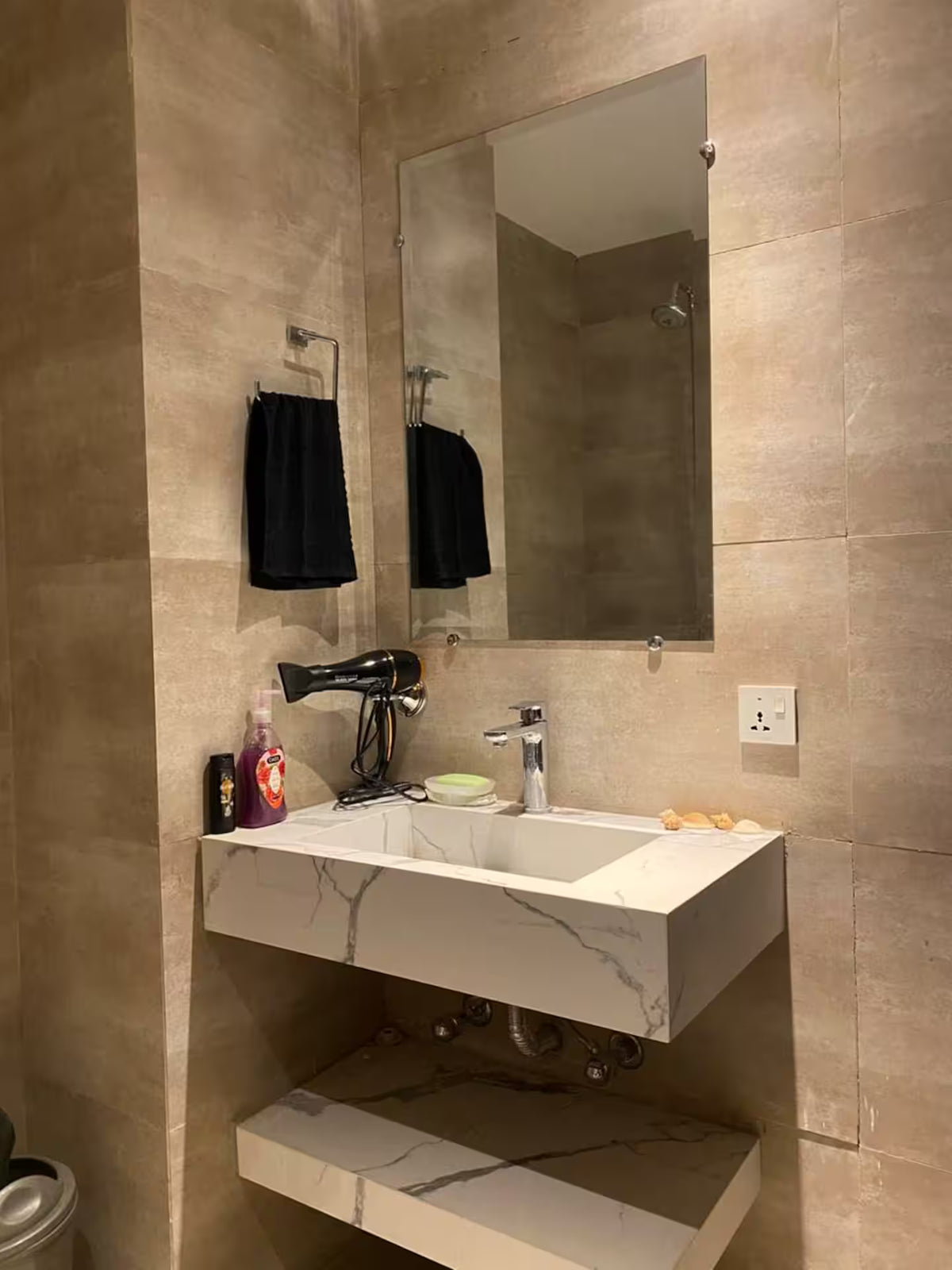 Luniq | 1 BHK | Self Check-in | Gulberg | M. M. Alam
