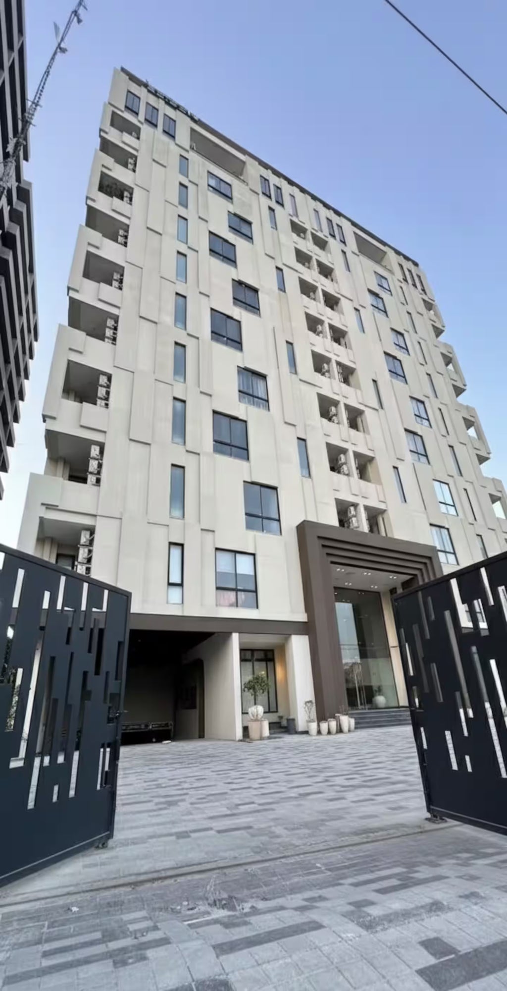 Duné | 1 BHK | Self Check-in| Gulberg | Pool & Gym
